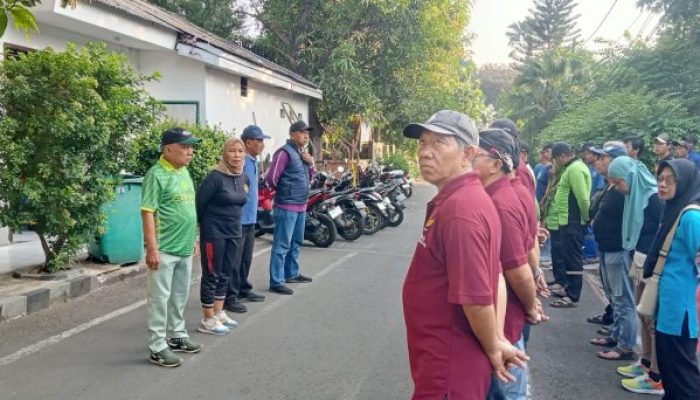 Warga RW 15 Tugu Utara Jakarta Utara Gelar Kerja Bakti