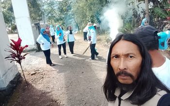 Pegawai Balai Penyuluhan KB, Satpol PP, Sekcam, Staf Kecamatan, Serta Kepala Dusun Dan Ketua BPD Desa Paranglompoa Gelar Gotong Royong Bersama