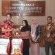Camat Bontolempangan Monitoring Penyaluran Bantuan Sembako di Lima Desa  Gowa, Sulsel – Camat Bontolempangan, Budi Wahyudi Rahman, melakukan monitoring penyaluran bantuan sembako di lima desa wilayah Kecamatan Bontolempangan, Kabupaten Gowa.   Kegiatan tersebut bertujuan memastikan bantuan yang diberikan pemerintah tersalurkan dengan lancar, tepat sasaran, dan diterima oleh masyarakat yang berhak.  Dalam kegiatan monitoring itu, Camat didampingi Sekretaris Kecamatan (Sekcam) Zulhajji, bersama staf dan personel Satpol PP Kecamatan Bontolempangan.   Adapun desa yang menjadi lokasi pemantauan meliputi Desa Bontolempangan, Desa Julumate’ne, Desa Ulujangang, Desa Lassa-Lassa, dan Desa Paranglompoa.  Selama kunjungan, Camat meninjau langsung proses distribusi bantuan, berkoordinasi dengan pemerintah desa, serta berdialog dengan warga penerima manfaat.   Monitoring ini dilakukan untuk memastikan penyaluran bantuan sesuai dengan data penerima yang telah ditetapkan sekaligus menjadi bahan evaluasi pelaksanaan program bantuan sosial di tingkat desa.  Dalam keterangannya, Budi Wahyudi Rahman menegaskan bahwa pengawasan langsung di lapangan merupakan bentuk komitmen pemerintah kecamatan dalam menjaga transparansi dan akuntabilitas penyaluran bantuan kepada masyarakat.  “Kami ingin memastikan bahwa bantuan sembako yang diberikan pemerintah benar-benar diterima oleh masyarakat yang membutuhkan.   Oleh karena itu, monitoring dan pengawasan langsung terus kami lakukan agar proses penyaluran berjalan tertib, lancar, dan tepat sasaran,” ujarnya.  Melalui kegiatan monitoring tersebut, Pemerintah Kecamatan Bontolempangan berharap program bantuan sosial dapat memberikan manfaat yang optimal bagi masyarakat serta semakin meningkatkan kepercayaan publik terhadap pelayanan pemerintah.