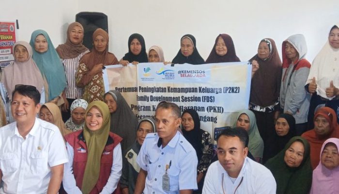 Pj Kepala Desa Bontoloe Dg Lalang Hadiri Pertemuan Kelompok Penerima Manfaat PKH di Kecamatan Bontolempangan
