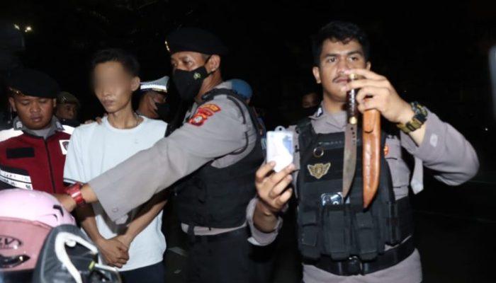 Ciptakan Rasa Aman, Patroli Gabungan dan Razia stasioner Polres Metro Jakarta Barat Amankan Dua Terduga Penyalahguna Narkoba dan Sajam