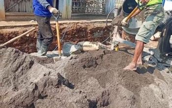 Diduga Tak Gunakan Takaran Jelas, Proses Pengadukan Material Proyek Trotoar di Wonotunggal Jadi Sorotan