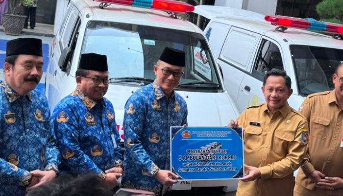Ketua KORPRI Prof Zudan serahkan Lima Ambulance Kepada Prof Tito Karnavian Kasatgas Aceh, Sumbar, dan Sumut