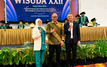 Prof Dr Eng Sudarsono Dampingi Prof Dr Eng Khairul Munadi Hadiri Wisuda XXII STIE 66 Kendari