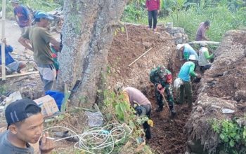 Perkuat Gotong Royong, Babinsa Kelurahan Cikoro Pimpin Karya Bakti Bersama Warga