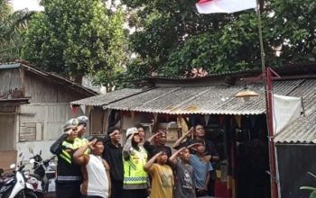 Aksi Polantas Karib KA Induk PJR BSD Korlantas Polri Kompol Darmawati.SE.MM.MH bersama Personilnya Membagikan Bendera Merah Putih Berserta Tiangnya