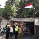 Aksi Polantas Karib KA Induk PJR BSD Korlantas Polri Kompol Darmawati.SE.MM.MH bersama Personilnya Membagikan Bendera Merah Putih Berserta Tiangnya