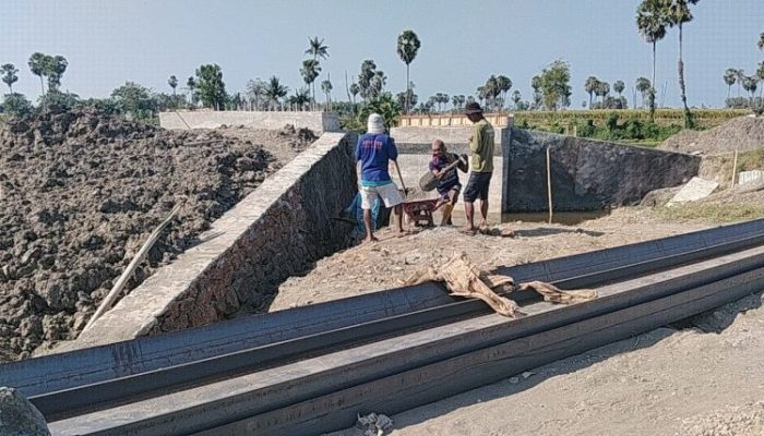 Gotong Royong TNI dan Warga Tingkatkan Progres Pembangunan Jembatan Beton