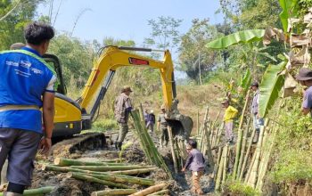 Tak Menunggu Bencana, Warga Desa Peron Bangun Irigasi untuk Hadapi Longsor