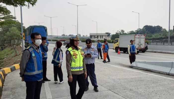 Personil PJR Induk BSD Korlantas Polri Memberikan Edukasi untuk Mobil Over Dimension dan Over Load