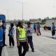 Personil PJR Induk BSD Korlantas Polri Memberikan Edukasi untuk Mobil Over Dimension dan Over Load
