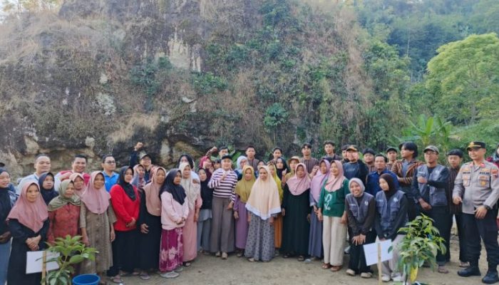 Kunjungan dan Penanaman oleh Bupati Kendal dalam Program PPK ORMAWA BEM FMIPA UNNES