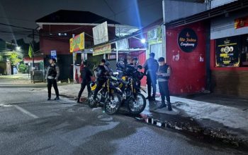 Brimob Polda Metro Jaya Hentikan Pengendara Lawan Arah di Jatinegara