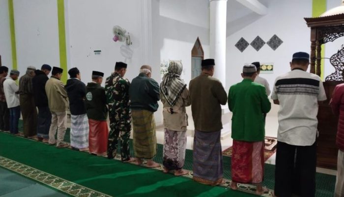 Silaturahmi Lewat Ibadah, Babinsa Koramil 1409-07 Tompobulu Laksanakan Sholat Subuh Bersama Warga Binaan