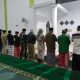 Silaturahmi Lewat Ibadah, Babinsa Koramil 1409-07 Tompobulu Laksanakan Sholat Subuh Bersama Warga Binaan