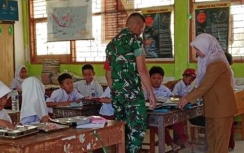 Babinsa Gowa Kawal Ketat Program Makan Bergizi Gratis Demi Kesehatan Generasi Bangsa