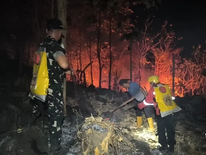 Aksi Heroik Personel Gabungan dan Masyarakat Padamkan Karhutla di Kabupaten Gowa