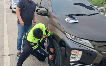 Polantas KARIB Induk PJR BSD Korlantas Polri Bantu Pengendara Ganti Ban Pecah di Tol CSJ