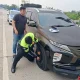 Polantas KARIB Induk PJR BSD Korlantas Polri Bantu Pengendara Ganti Ban Pecah di Tol CSJ