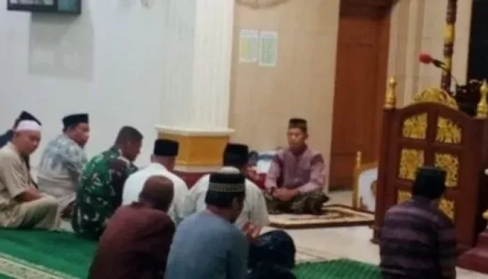 Pererat Kebersamaan, Babinsa Koramil 01/Somba Opu Laksanakan Sholat Subuh dan Komsos di Masjid Al Ikhlas