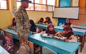 Langkah Nyata Kawal Gizi Anak Bangsa, Babinsa Cikoro Pantau Penyaluran MBG