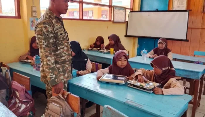 Langkah Nyata Kawal Gizi Anak Bangsa, Babinsa Cikoro Pantau Penyaluran MBG