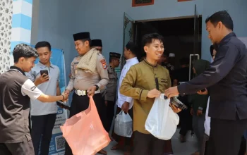 Kasat Lantas Polresta Gowa Bantu Bagikan Sedekah Jumat