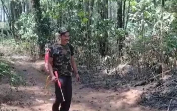 Babinsa Kodim 1409/Gowa Bersama Warga Padamkan Kebakaran Lahan di Paranglompoa