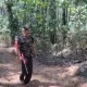 Babinsa Kodim 1409/Gowa Bersama Warga Padamkan Kebakaran Lahan di Paranglompoa