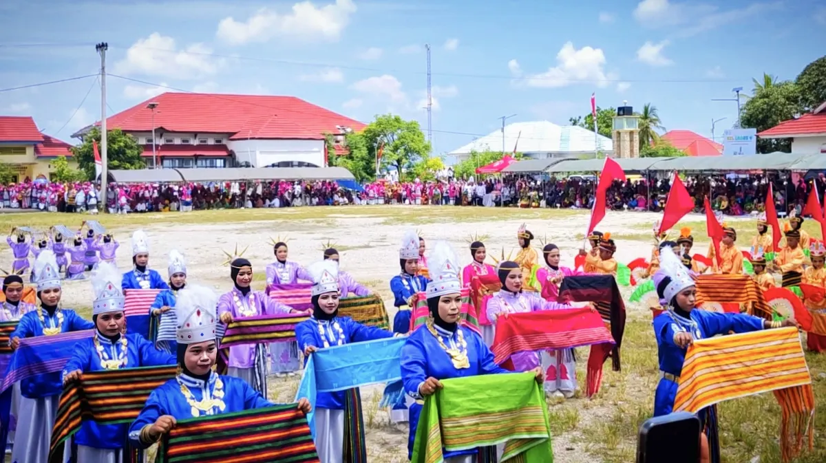 Tari kolosal pembukaan SILAMABI V Tahun 2024 di Lapangan Kelurahan Popalia, Kecamatan Togo Binongko, Kabupaten Wakatobi.