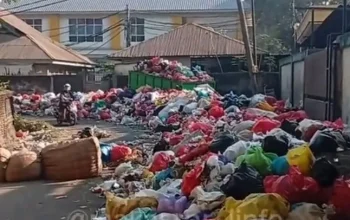 Tumpukan Sampah di Belakang Syekh Yusuf, Jalan Kamboja Tak Bisa Dilewati
