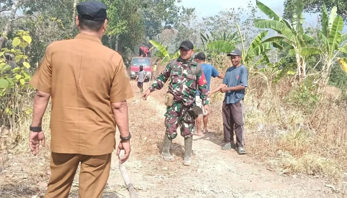 Sinergi TNI-Polri Bersama Manggala Agni dan Warga Padamkan Kebakaran Lahan di Gowa