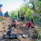Gotong Royong Warga Rannayya, PLT Lurah Je’nebatu Turun Langsung Salurkan Air Pegunungan ke Masjid