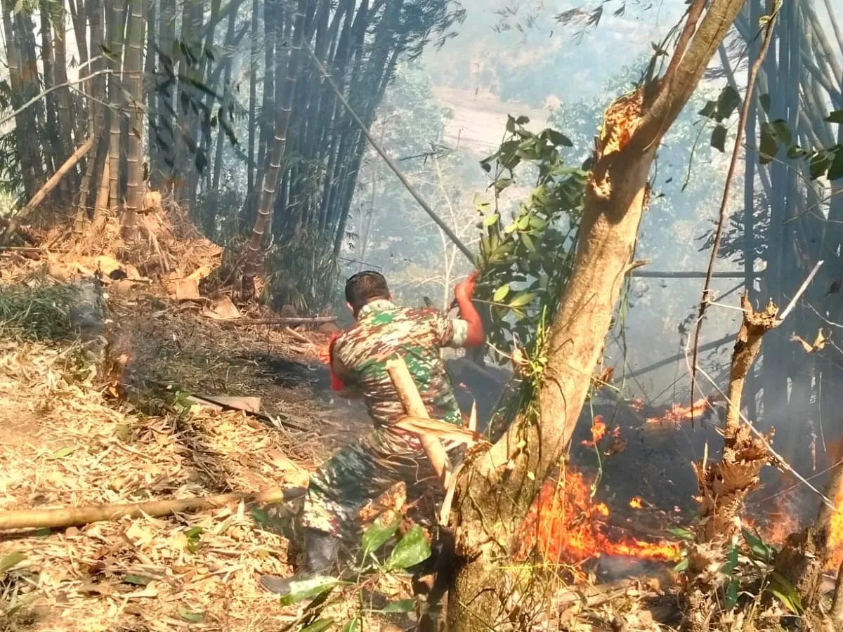 Aksi Cepat Babinsa dan Masyarakat Jinakkan Kebakaran Lahan di Parigi Gowa