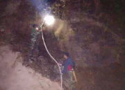 Gerak Cepat Babinsa dan Masyarakat Jinakkan Kebakaran Lahan di Malino Gowa