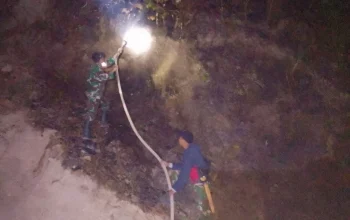 Gerak Cepat Babinsa dan Masyarakat Jinakkan Kebakaran Lahan di Malino Gowa