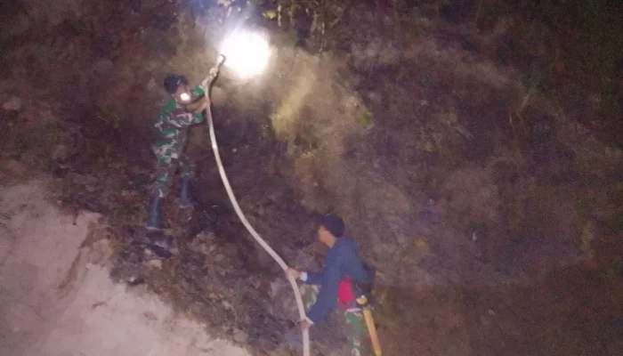 Gerak Cepat Babinsa dan Masyarakat Jinakkan Kebakaran Lahan di Malino Gowa