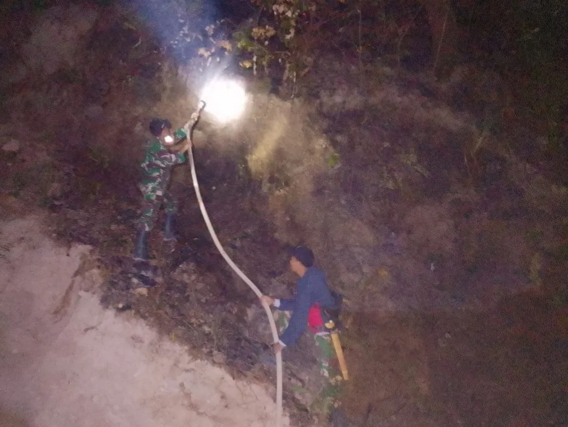 Gerak Cepat Babinsa dan Masyarakat Jinakkan Kebakaran Lahan di Malino Gowa
