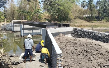 Warga dan Prajurit Bersatu Padu Lanjutkan Pembangunan Jembatan Beton Garuda di Bontonompo Selatan