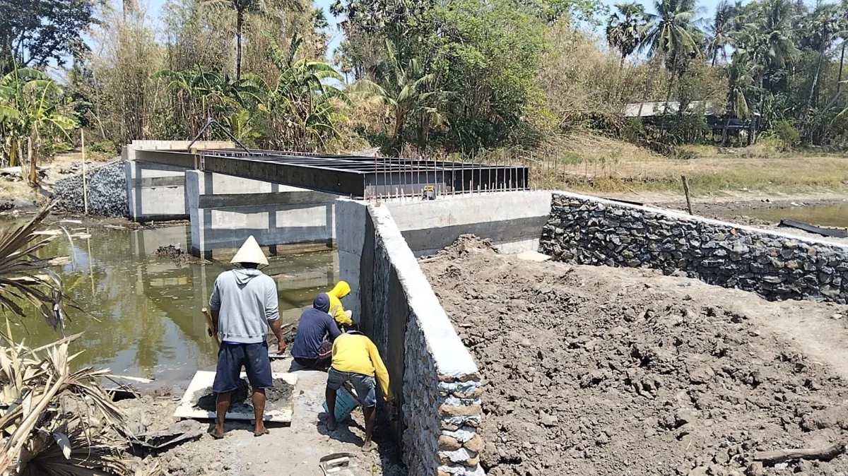 Warga dan Prajurit Bersatu Padu Lanjutkan Pembangunan Jembatan Beton Garuda di Bontonompo Selatan