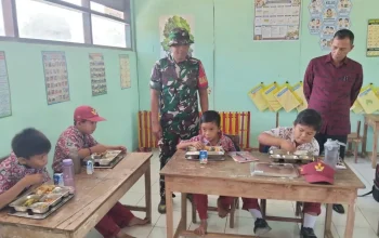 Demi Kelancaran Program Nasional, Babinsa Bontonompo Kawal Penyaluran MBG