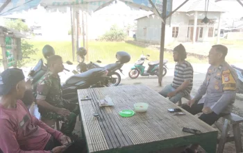 Sinergi Babinsa dan Bhabinkamtibmas Komsos Bersama Warga Bahas Kewaspadaan Musim Kemarau