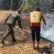 Babinsa Kelurahan Sapaya Bergerak Cepat Tangani Kebakaran Lahan Warga