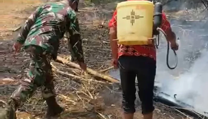 Babinsa Kelurahan Sapaya Bergerak Cepat Tangani Kebakaran Lahan Warga