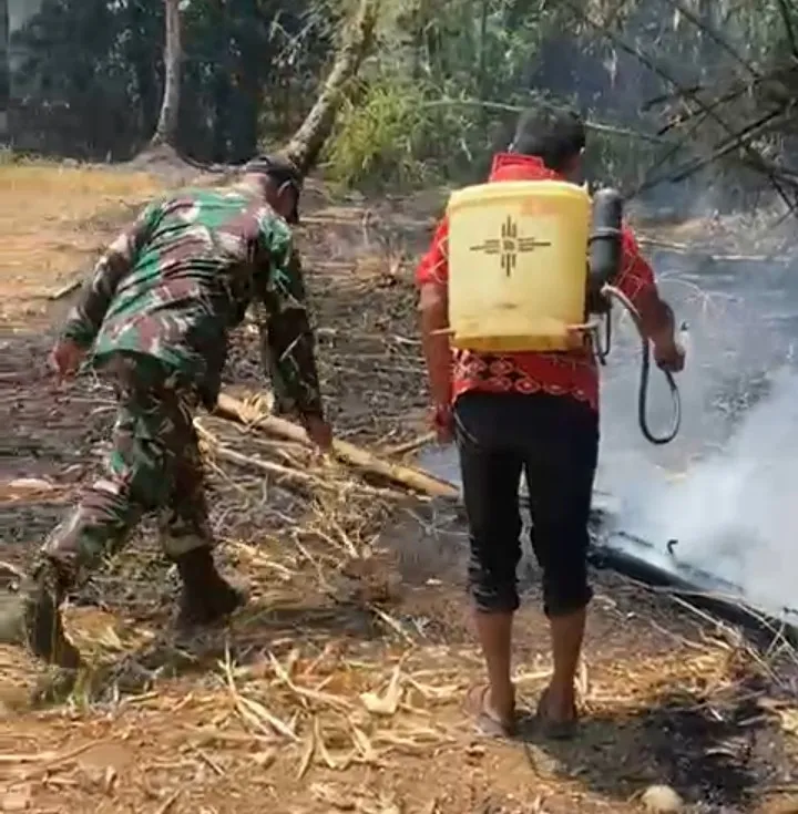 Babinsa Kelurahan Sapaya Bergerak Cepat Tangani Kebakaran Lahan Warga
