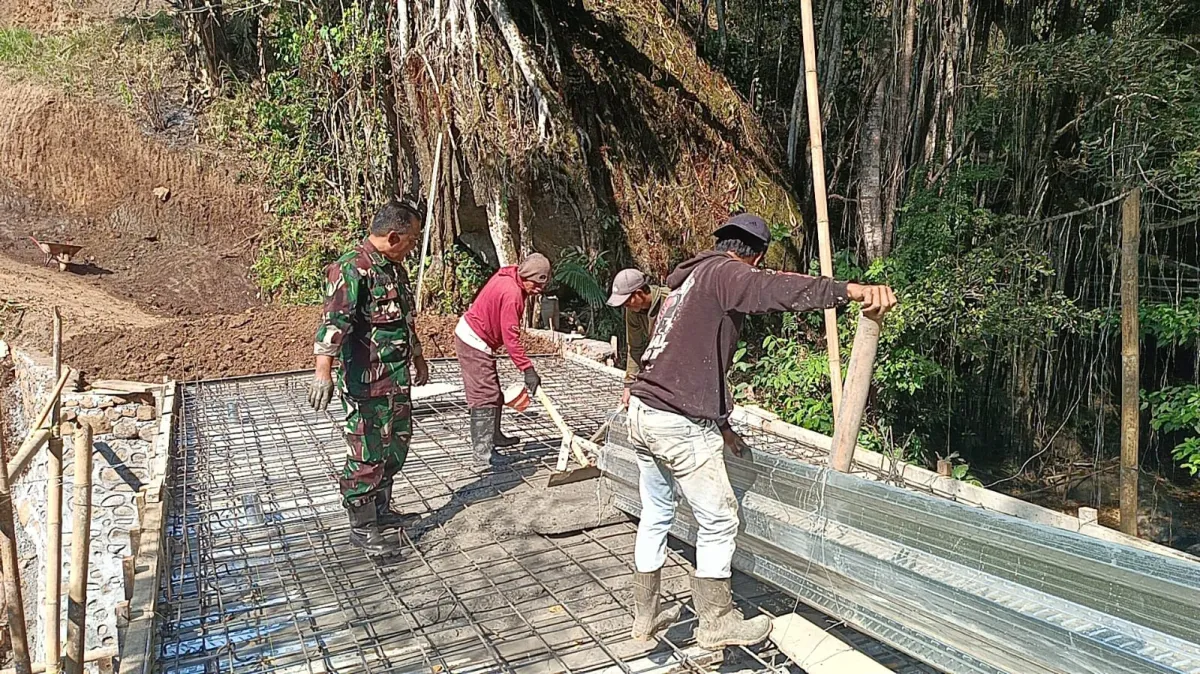 Kolaborasi Apik TNI dan Warga Gowa di Lokasi Sungai Ere Pucca’