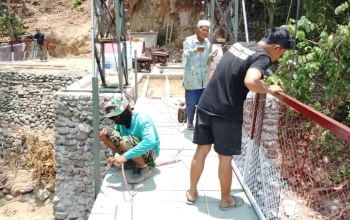 Jelang Rampung, Gotong Royong TNI dan Warga Gowa Tuntaskan Tahap Akhir Jembatan Gantung Buakkang