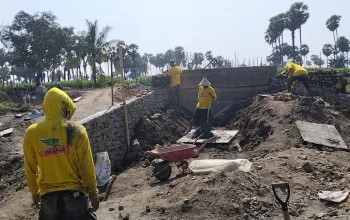 Kemanunggalan TNI-Rakyat Nyata dalam Pengerjaan Jembatan Beton Dusun Jatia