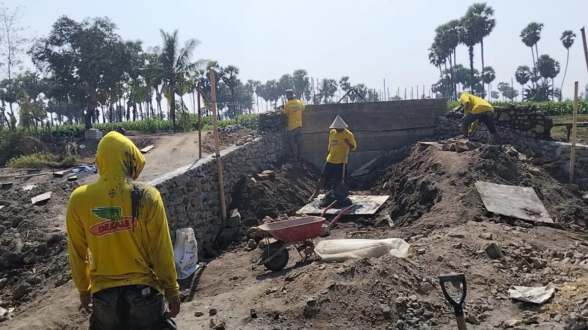 Kemanunggalan TNI-Rakyat Nyata dalam Pengerjaan Jembatan Beton Dusun Jatia