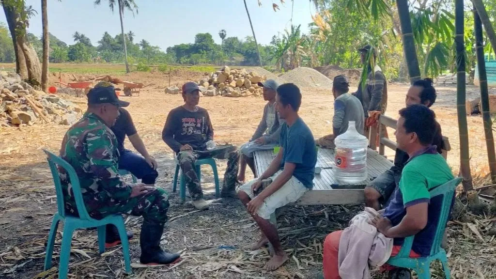 Cegah Kebakaran dan Jaga Keamanan Lingkungan, Pemdes dan Babinsa Kalebarembeng Gelar Komsos